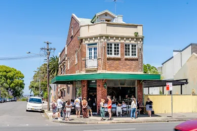 Coffee shop Lunas in Petersham