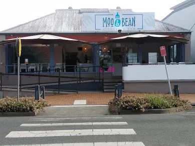 Coffee shop Moo and Bean Kitchen & Bar in North Haven