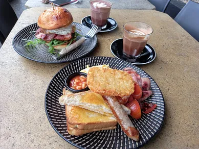 Coffee shop Grind & Grill in Kings Park