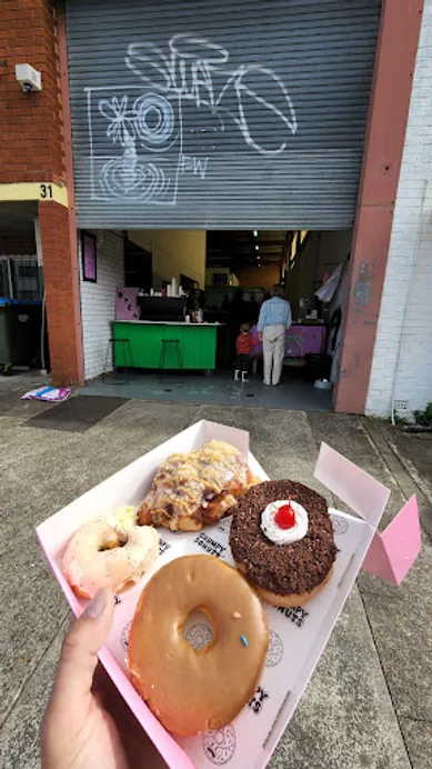 Coffee shop Grumpy Donuts in St Peters